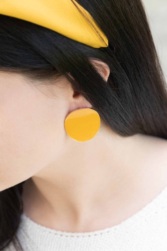 On a Curve Stud Earrings