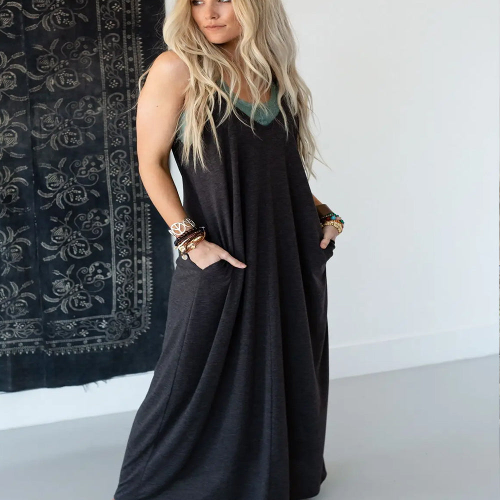 Long bohemian style maxi dress. Bohemian style black and white sundress. www.chasethebutterflies.com