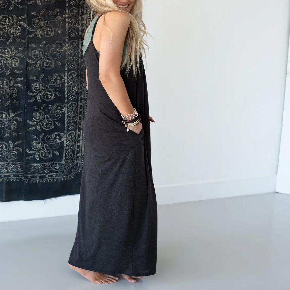 Long bohemian style maxi dress. Bohemian style black and white sundress. www.chasethebutterflies.com